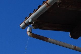 Sto tisíc za špatně svedený okap. Úředníci pouští do kanálů dým a rozdávají pokuty